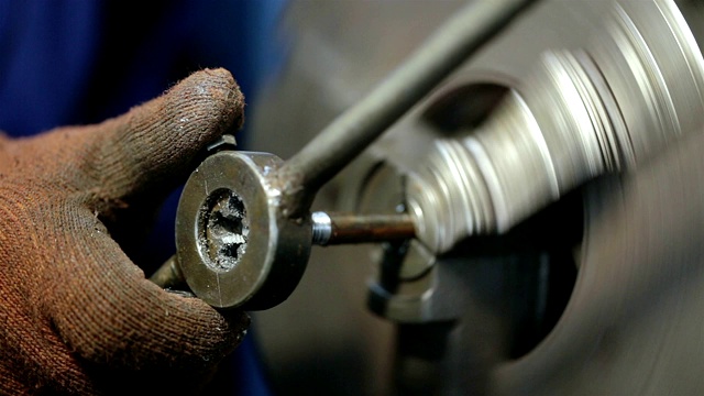 工作工具在金属销上制造螺纹。视频下载