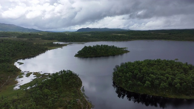 无人机视频飞向一个山湖中的岛屿视频下载