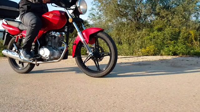 在乡村道路上骑摩托车的人视频下载