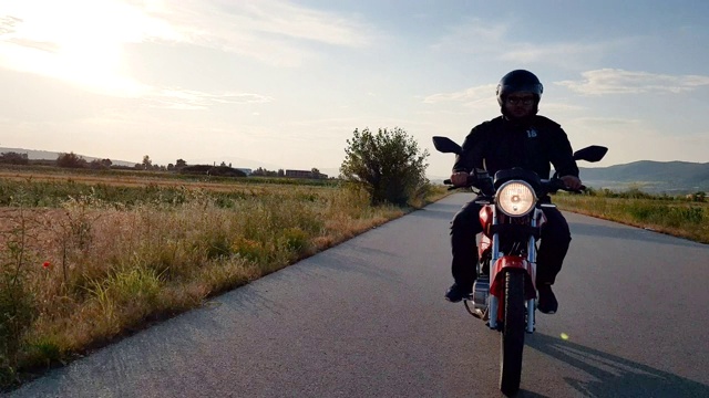 一个男人骑着摩托车在路上旅行视频素材