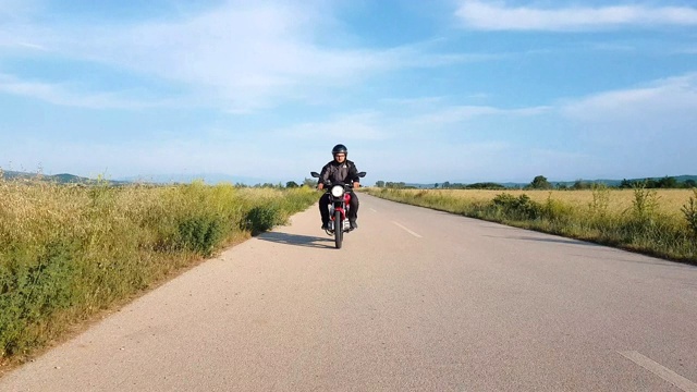 一个男人骑着摩托车在路上旅行视频素材