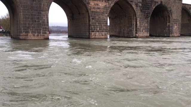 迪亚巴克尔迪克河上的一座历史悠久的十眼桥视频下载