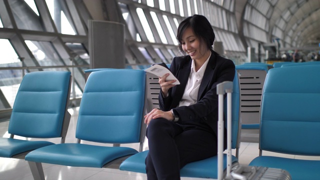 女商人在机场使用智能手机视频素材