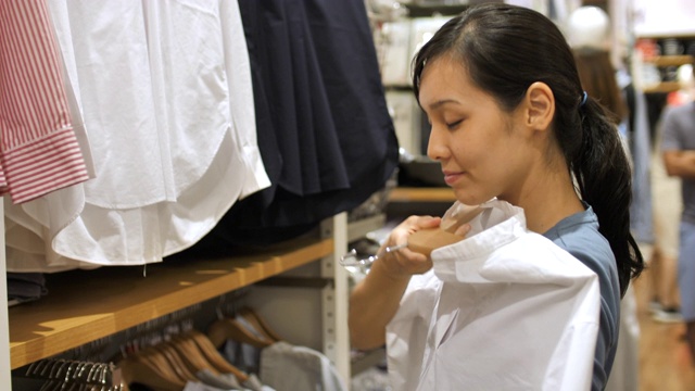 亚洲女人买衣服视频素材