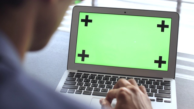 用绿色屏幕显示器输入笔记本电脑的键盘视频素材