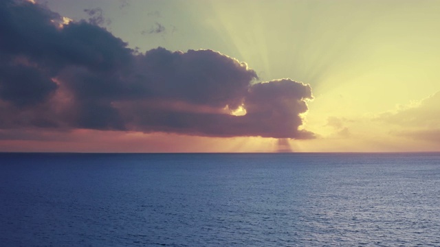 色彩斑斓的日出在海面上与云彩景观视频下载