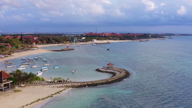 巴厘岛努沙杜瓦海滩海岸线的鸟瞰图视频下载