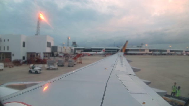飞机窗外景色，飞机准备从机场起飞视频素材