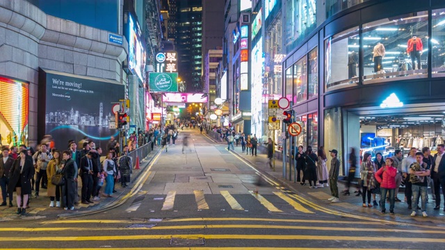 行人穿过香港中环市中心的街道视频素材