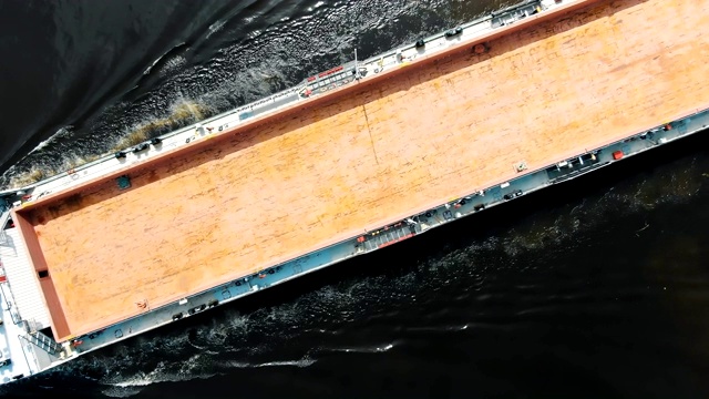 一艘长长的褐色卸了货的货轮在深水中航行视频下载