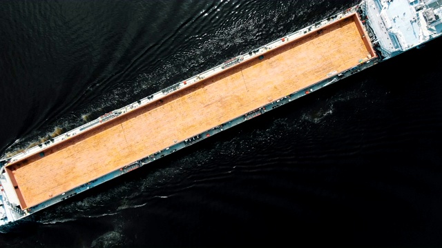 在深海上有褐色木制甲板的货轮视频下载