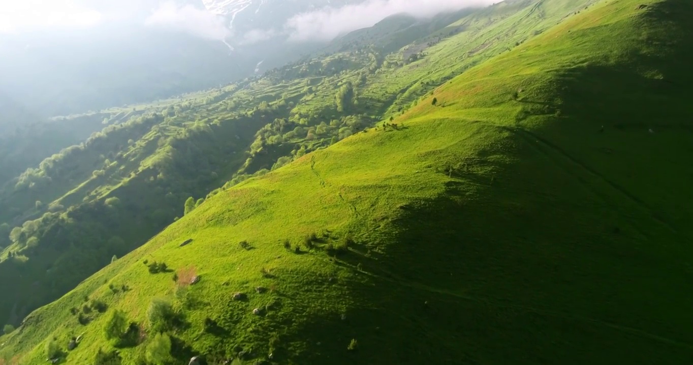 从无人机上可以看到美丽的山景。视频下载