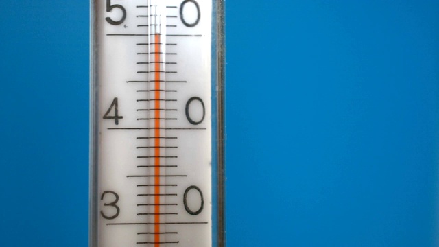 蓝色背景上的温度计视频下载