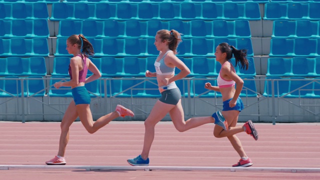 妇女在体育场赛跑视频下载