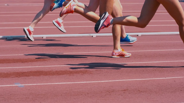 女运动员赛跑时的运动腿视频下载