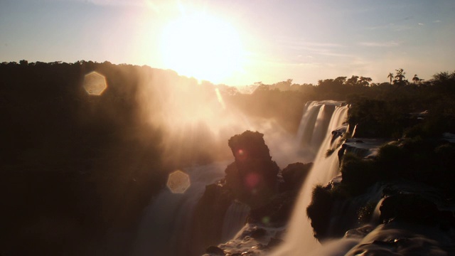 阿根廷，迷雾中的伊瓜苏瀑布上的日出视频下载