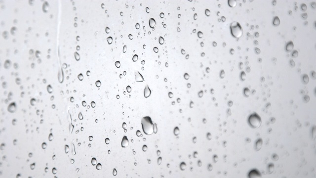 雨点与雾外的汽车背景股票视频下载