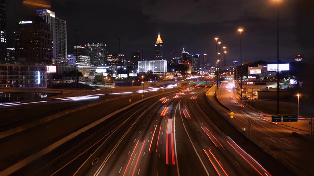 亚特兰大高速公路的夜间交通，时间流逝视频下载