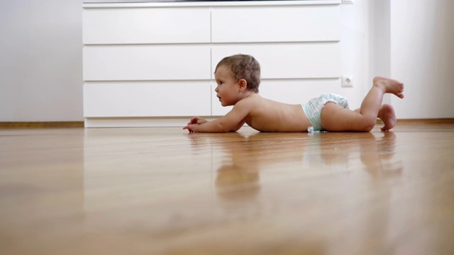 婴儿在地板上爬。视频下载