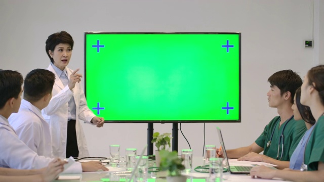 4K医疗研究团队在开会，医生在医院视频会议上用绿屏显示器做演示。视频素材