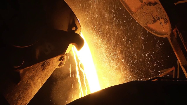 把铁倒入转炉的过程。冶金厂的钢铁生产。视频下载