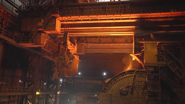 把铁倒入转炉的过程。冶金厂的钢铁生产。视频素材