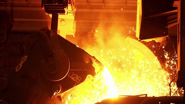 把铁倒入转炉的过程。冶金厂的钢铁生产。视频素材