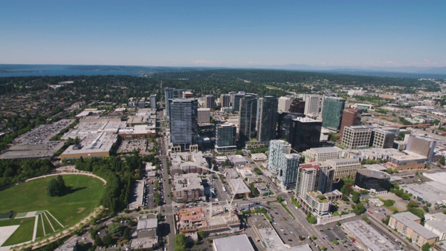 贝尔维尤美国华盛顿市中心办公大楼鸟瞰直升飞机视频素材