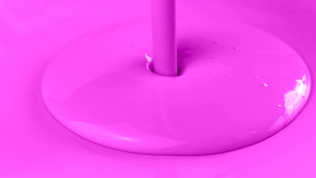 粉红色涂料浇在粉红色表面视频素材