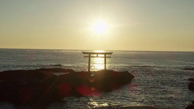 海岸上的大井佐崎神社上的日落视频下载