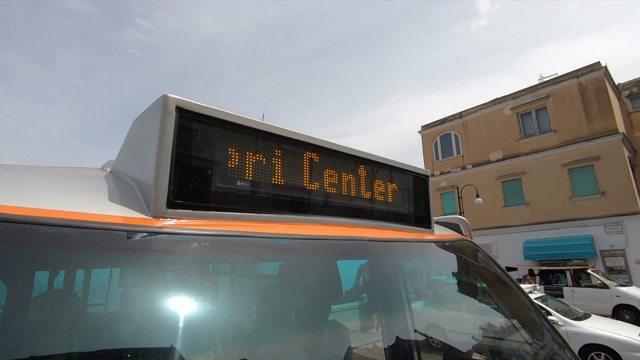 一辆旅游巴士在卡普里岛，意大利，欧洲，地中海。——慢动作视频素材