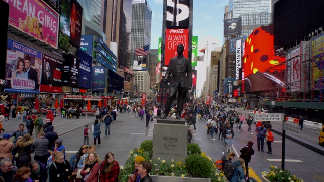 纽约时代广场上雕刻着游客和购物者的雕像和广告牌视频下载