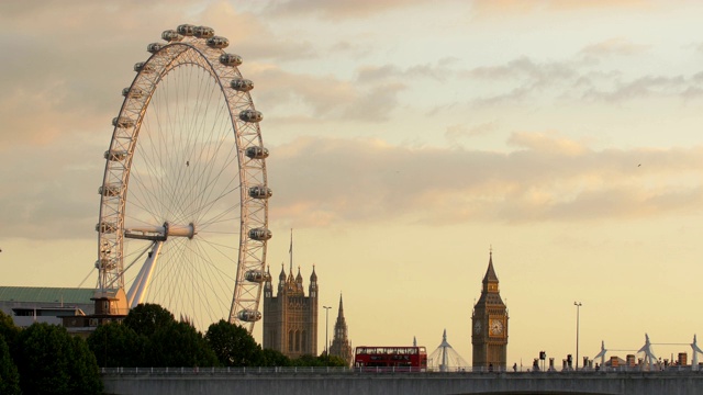 日落时看到的伦敦眼和大本钟视频素材