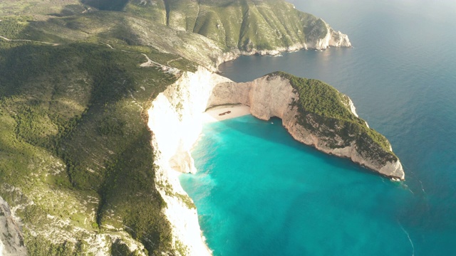 Navagio(沉船)海滩鸟瞰图Zakynthos岛，希腊。视频下载