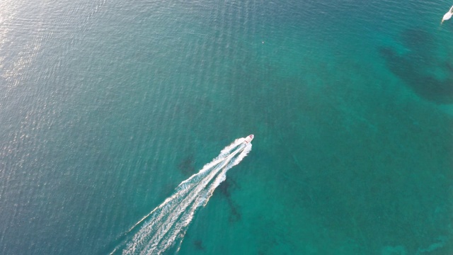 一架无人机在克罗地亚亚得里亚海飞驰的小型快艇上空拍摄视频素材