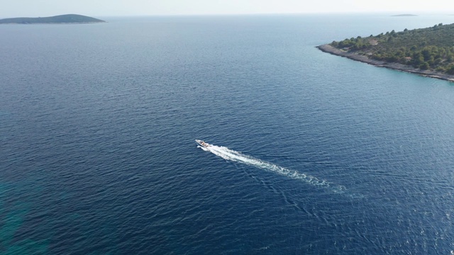 一架无人机在克罗地亚亚得里亚海飞驰的小型快艇上空拍摄视频素材