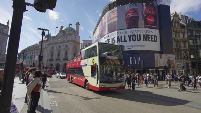 皮卡迪利广场上的观光巴士和游客视频下载