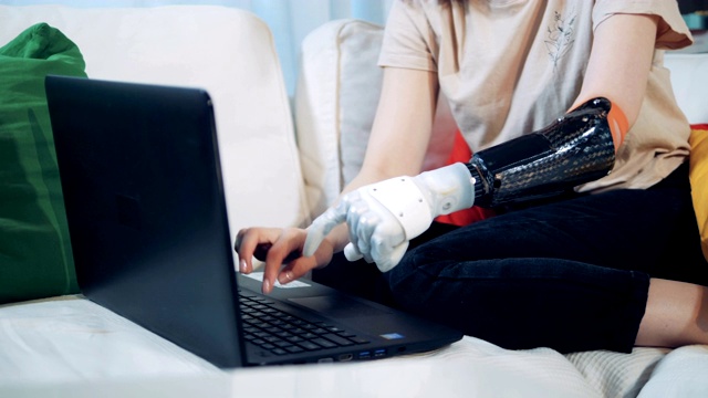 女性机器人的手正在笔记本电脑上打字视频素材
