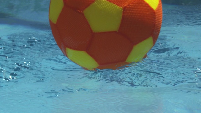 一个球撞击水池中的水，然后漂走的慢动作视频下载