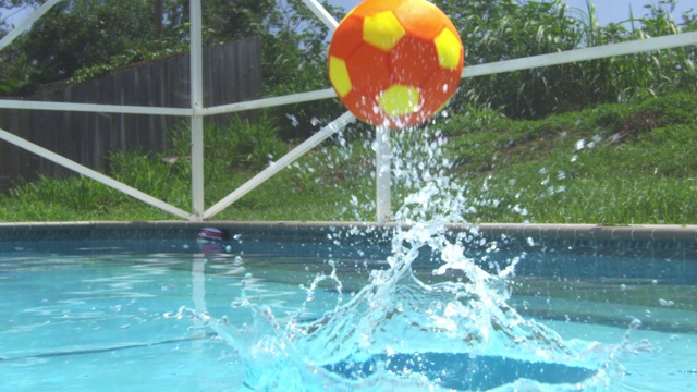 球在游泳池中降落的慢动作视频下载