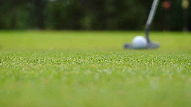 高尔夫球掉进洞的特写视频素材
