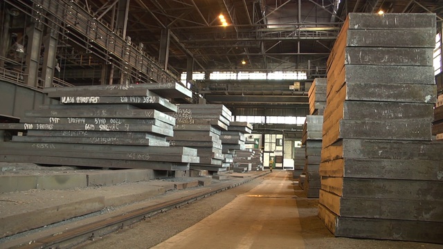 一家冶金厂的仓库钢板车间。一批厚金属板。视频下载