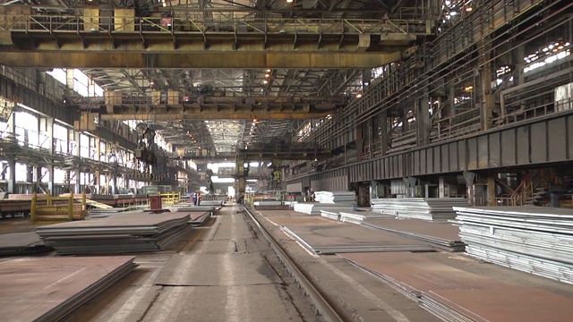一家冶金厂的仓库钢板车间。一批金属薄片。视频下载