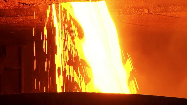 炼钢厂钢包中流出的铁液视频素材