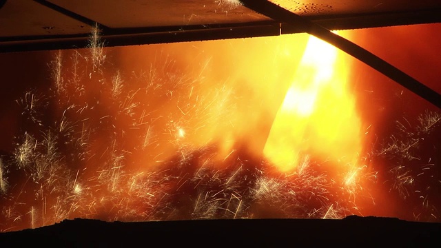 熔融金属铸造中从高炉中浇注出熔融金属视频素材
