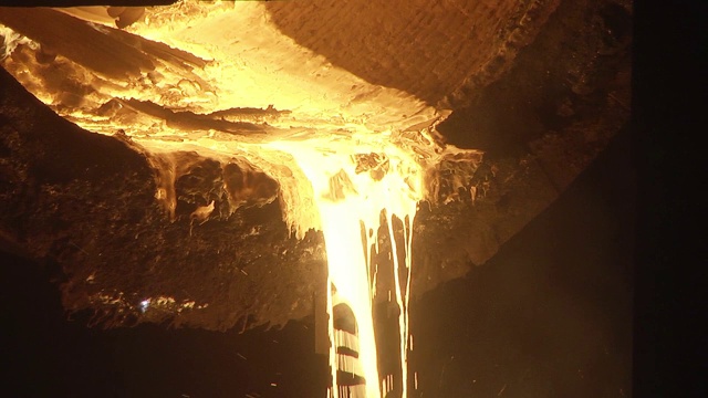 炼钢厂钢包中流出的铁液视频素材