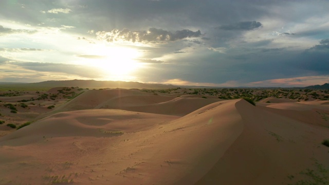 日落在沙漠的沙丘上。鸟瞰图视频下载