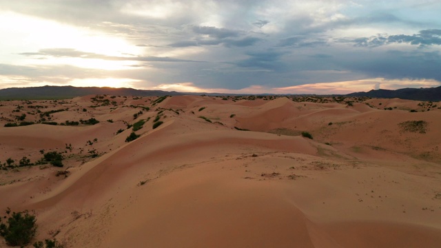 日落在沙漠的沙丘上。鸟瞰图视频下载