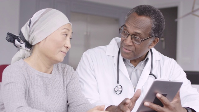 患有癌症的妇女与医生回顾检查结果视频下载