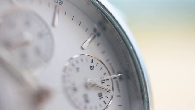 手表放在木桌上，用于日常检查时钟和时间视频素材